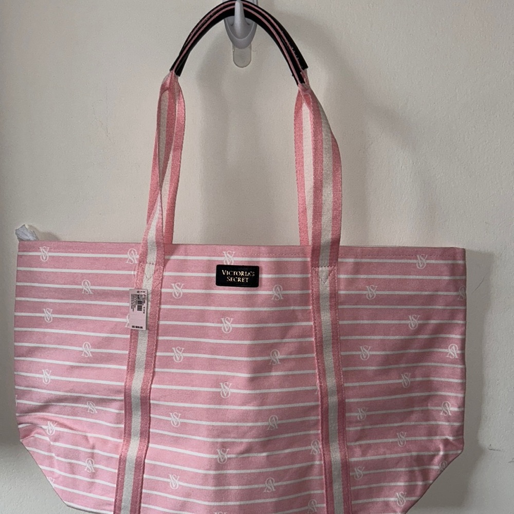 Cute tote bag with zipper NWT. Victoria’s Secret brand